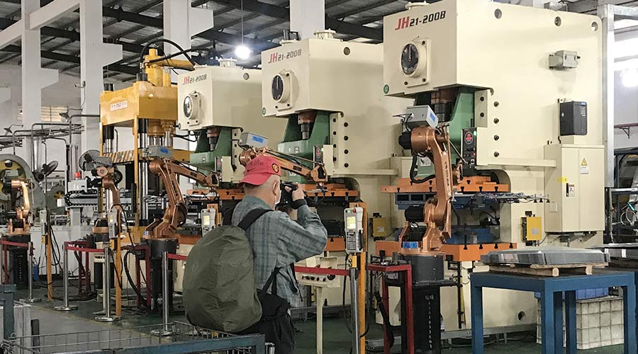 江門市攝影協(xié)會蒞臨金環(huán)電器拍攝交流  用鏡頭見證實力！