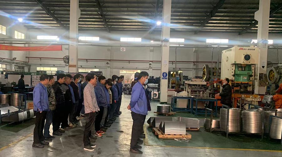 意氣奮發(fā)！金環(huán)電器沖壓車間組織人員開(kāi)展例行早會(huì)