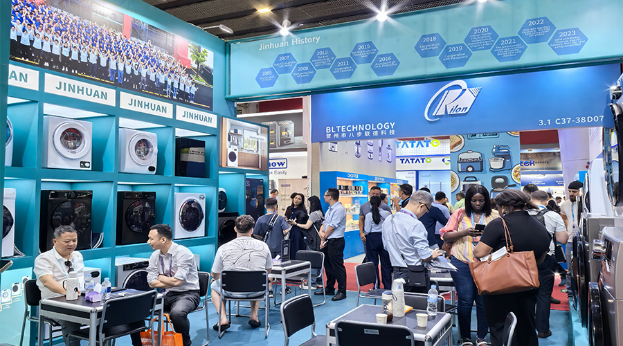 廣交會(huì)第三日：展位前的國(guó)際對(duì)話